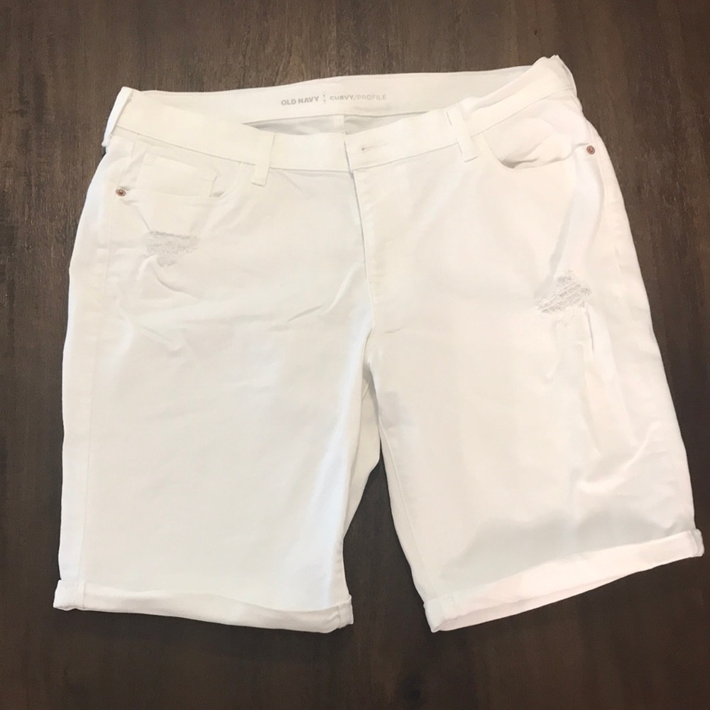 White Old Navy Curvy Profile Cuffed Ripped Shorts Size 14 Waist 36” Inseam 10”